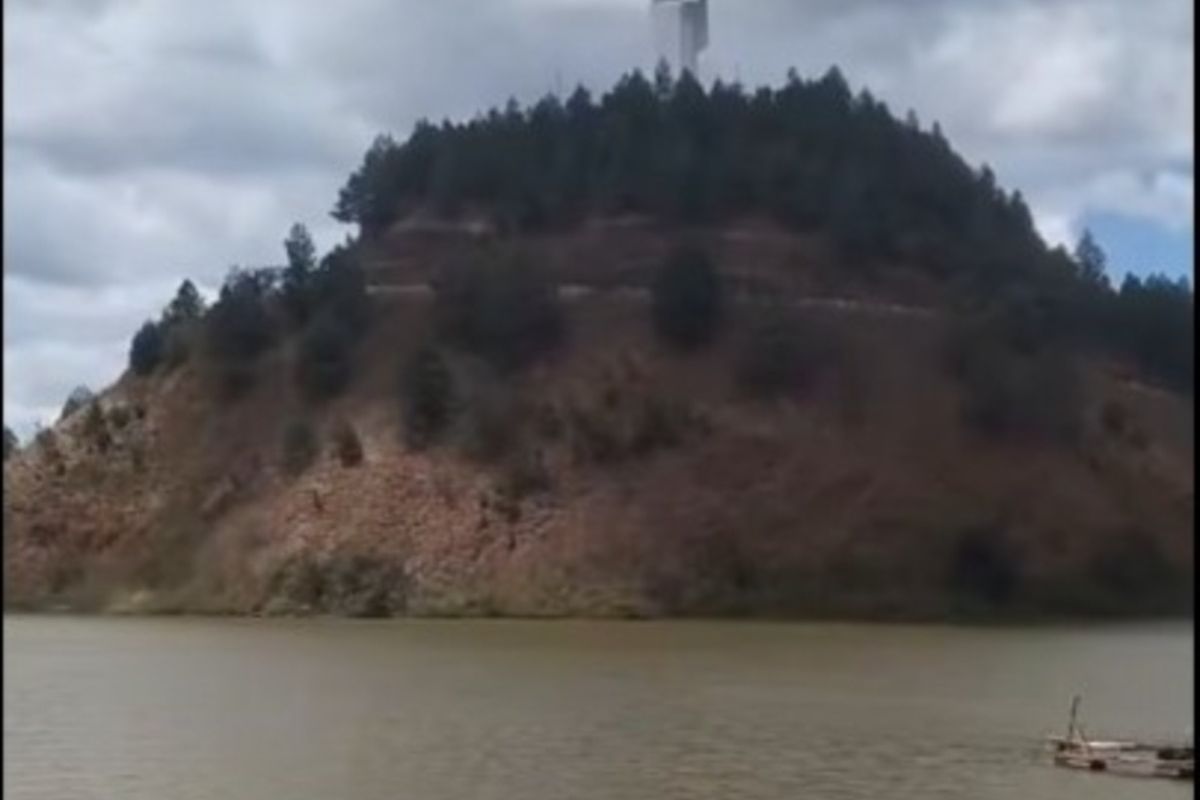 Foto: Tangkapan layar video air Danau Toba keruh tepat di belakang patung Yesus Kristus, Bukit Sibea bea, Kabupaten Samosir, Sumatera Utara.