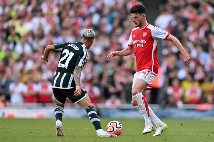 Declan Rice (kanan) beraksi kontra Antony dalam duel Liga Inggris Arsenal vs Manchester United pada Minggu (3/9/2023) malam WIB 