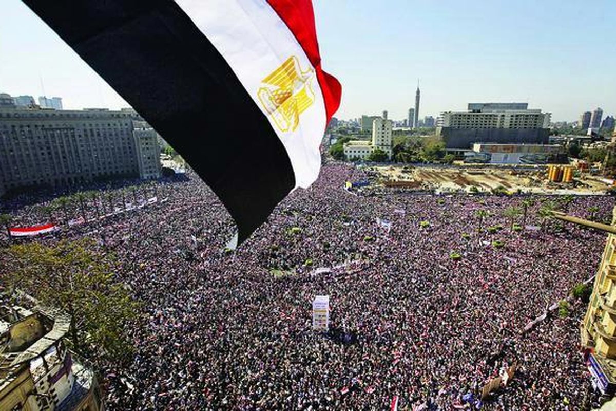 Puluhan ribu warga Mesir merayakan sepekan kejatuhan mantan Presiden Hosni Mubarak di Alu-alun Tahrir, Kairo, Jumat (18/2).