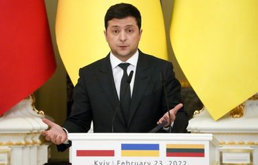 Presiden Ukraina Volodymyr Zelenskyy memberi isyarat saat berbicara selama konferensi pers bersama dengan Presiden Polandia Andrzej Duda dan Presiden Lithuania Gitanas Nauseda setelah pembicaraan mereka di Istana Mariinskyi di Kiev, Ukraina, Rabu, 23 Februari 2022.