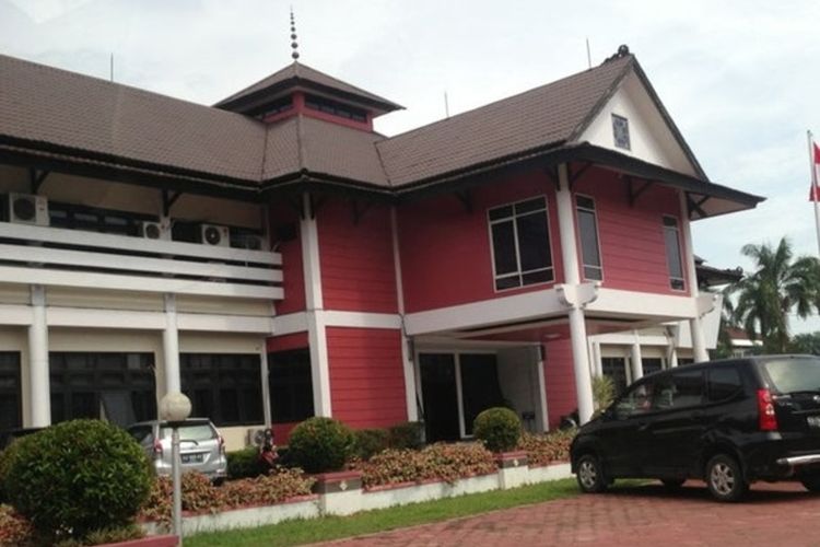Direktorat Reserse Kriminal Khusus Polda Kalimantan Barat (Kalbar) menyegel dan menggeledak salah satu ruangan di Dinas Pekerjaan Umum dan Perumahaan Rakyat (PUPR) Kalbar, Rabu (30/9/2020).