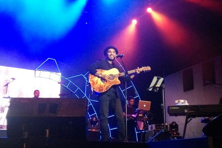 Penyanyi Glenn Fredly mengisi peringatan Sumpah Pemuda dengan konser bertajuk A Night with Glenn Fredly di Trans Studio Bandung (TSB), Sabtu malam (28/10/2017). 