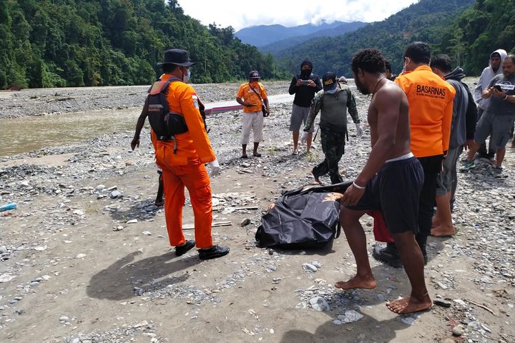 Jenazah korban dievakuasi tim SAR Manokwari 