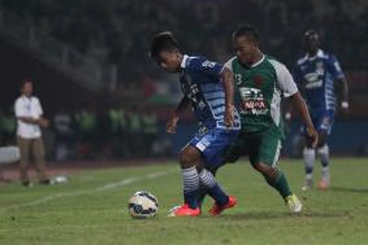 Febri Haryadi dan Wawan Febrianto berebut bola saat Persib Bandung melawan PS TNI pada partai terakhir Grup C Piala Jenderal Sudirman di Stadion Gelora Delta, Sidoarjo, Senin (30/11/2015).