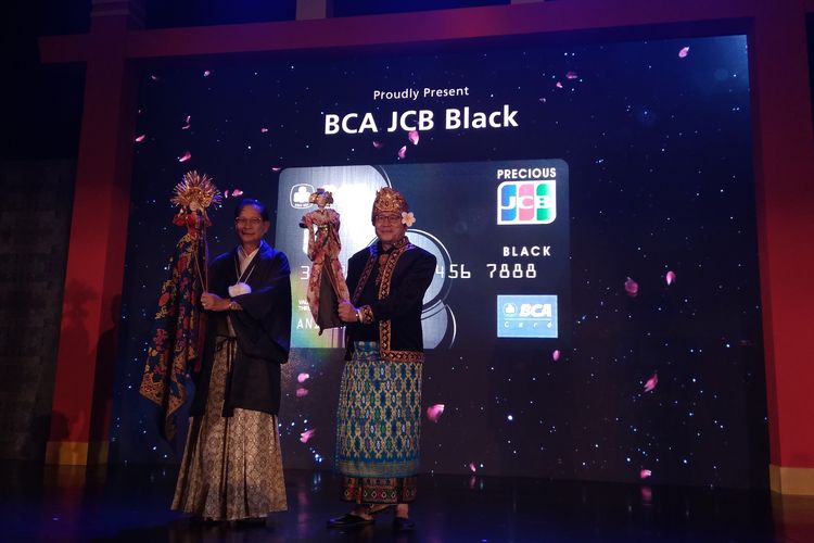 Presiden Direktur BCA, Jahja Setiaatmadja bersama President dan Chief Operating Officer JCB International, Kimihisa ada melaunching BCA-JCB Black di Jakarta, Senin (11/11/2019).