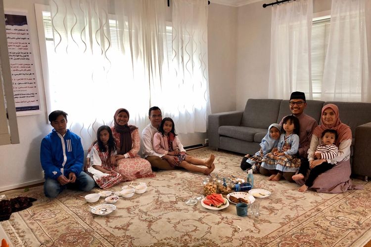 Suasana Halal Bihalal di rumah sebuah keluarga WNI di Norwegia. Pemerintah Norwegia telah memberikan pelonggaran karena kasus corona semakin menurun di sana.