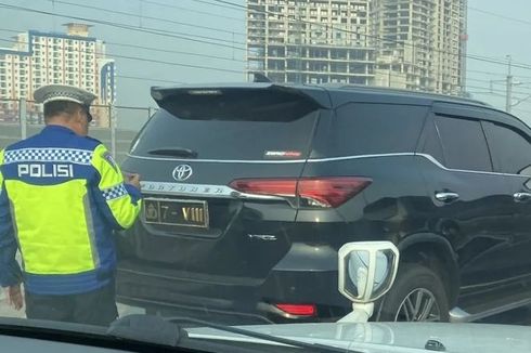 Polisi Selidiki Kepemilikan Pelat Putih Mobil Dinas Polda Jabar yang Kecelakaan di Tol MBZ