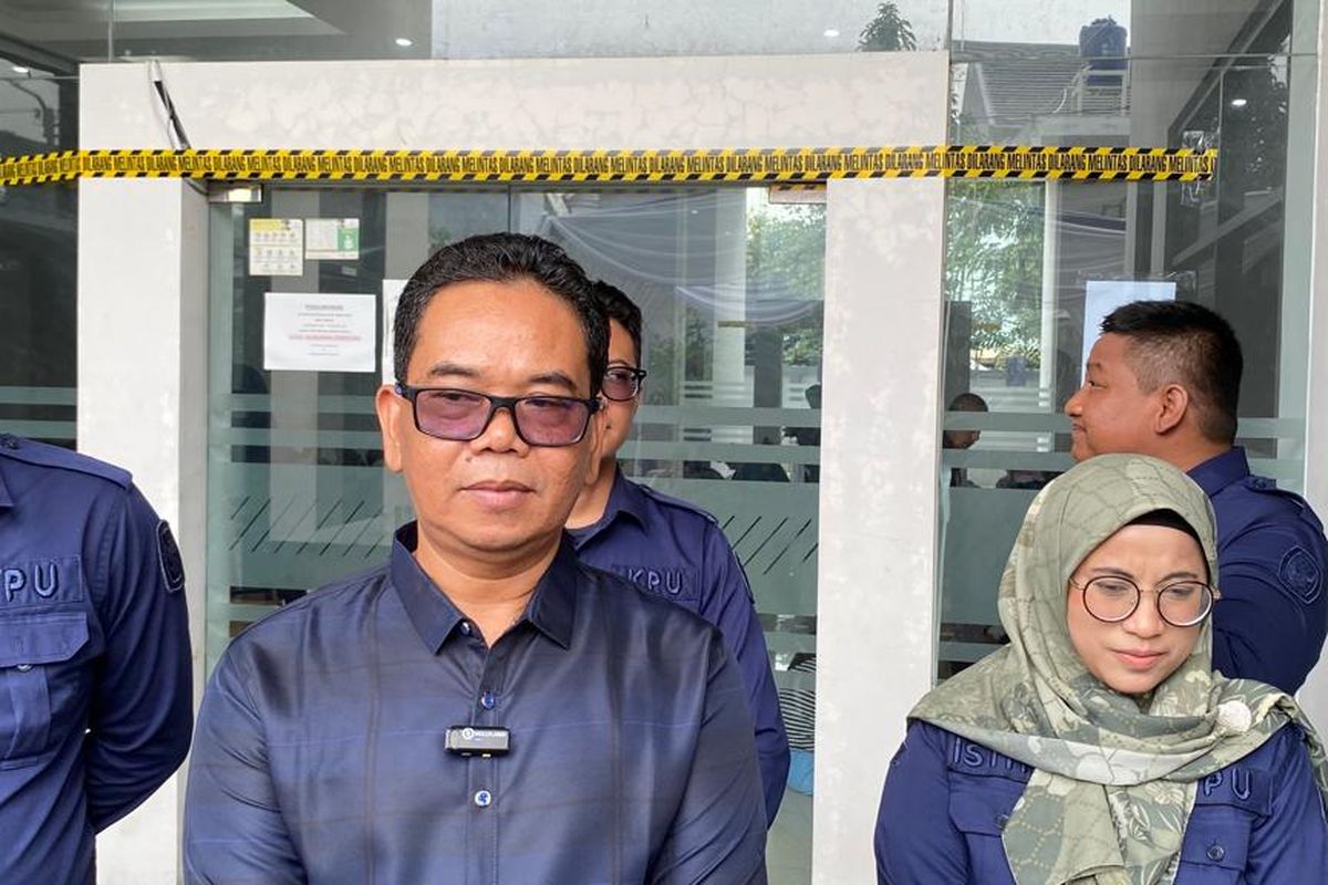 Koordinator Divisi Penanganan Pelanggaran Bawaslu Jakarta Barat Abdul Roup menjelaskan terkait kasus baliho caleg PSI menimpa pengendara motor, di GOR Kebon Jeruk, Jakarta Barat, Selasa (2/1/2024). 