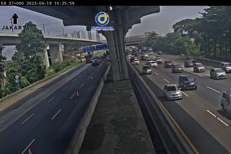 Pantauan CCTV ruas tol Jakarta-cikampek, Rabu (19/4/2023)