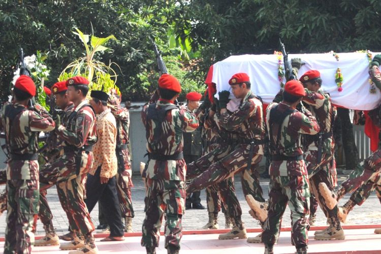 Jenazah prajurit Kopassus, Serda Siswanto Bayu Aji (24) dikebumika‎n di Taman Makam Pahlawan Kusuma Bhakti, Purwodadi, Kabupaten Grobogan, Jawa Tengah, Sabtu (9/3/2019) pagi sekitar pukul 09.00 WIB.