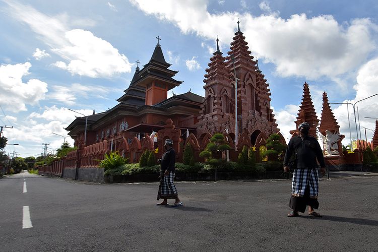 Pecalang atau petugas pengamanan adat Bali memantau situasi di dekat Gereja Katolik Roh Kudus Katedral saat Hari Raya Nyepi Tahun Saka 1943 di wilayah Desa Sumerta Kelod, Denpasar, Bali, Minggu (14/3/2021). Pengamanan tersebut untuk menjamin keamanan dan kelancaran umat Hindu dalam menjalani 'catur brata penyepian' dengan tidak bekerja (amati karya), tidak bepergian (amati lelungan), tidak menyalakan api (amati geni) dan tidak bersenang-senang (amati lelanguan) selama 24 jam.