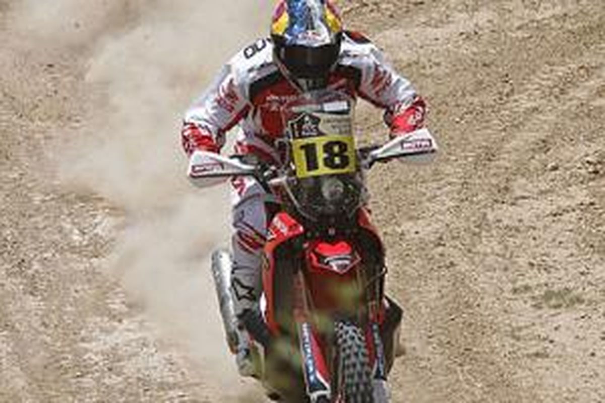 Sam Sunderland di atas Honda CRF450 Dakar, memenanggi stage ke-2.