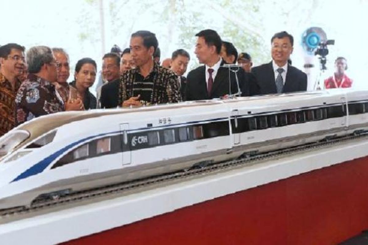 Presiden Joko Widodo bersama rombongan melihat maket kereta cepat saat peletakan batu pertama megaproyek transportasi massal itu, Kamis (21/1/2016), di perkebunan teh Mandalawangi Bagian Maswati di Cikalong Wetan, Kabupaten Bandung Barat, Jawa Barat. Dalam kesempatan itu, sekaligus dicanangkan pengembangan sentra ekonomi koridor Jakarta-Bandung. 