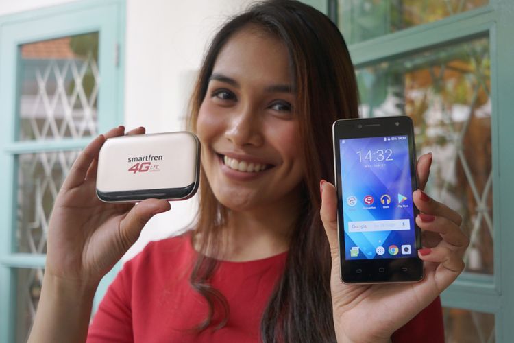 Model memamerkan smartphone Andromax A2 dan modem MiFi M5 dalam acara peluncuran di Jakarta, Rabu (27/9/2017).