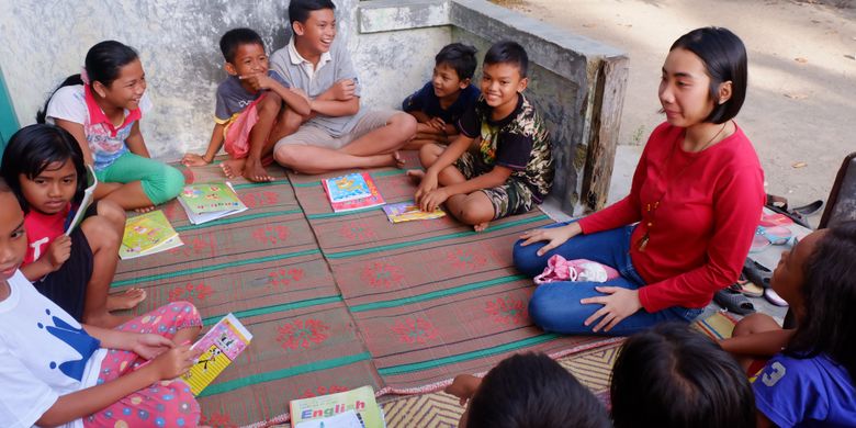 Mahasiswa Politeknik Negeri Batam, Kartika Wijaya, mengajar bahasa Inggris agar anak-anak dan para pemuda Kampung Tua Bakau Serip Nongsa bisa semakin pandai memperkenalkan daerahnya ke wisatawan.