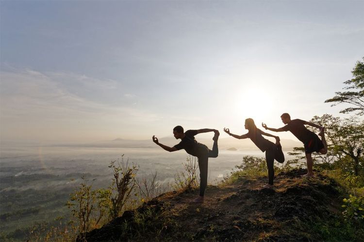 Yoga sembari disiram cahaya matahari terbit di Mata Langit.