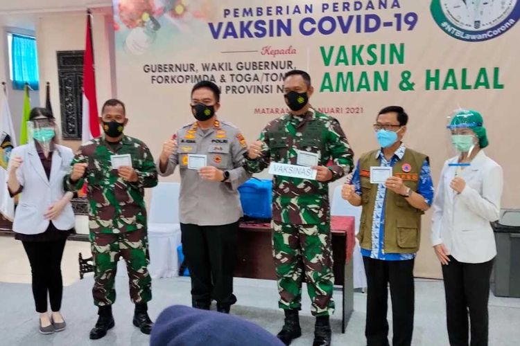 Komandan Korem (Danrem) 162 Wira Bhakti, Brigjen TNI, Ahmad Rizal Ramdhani dan Kapolda NTB, Irjen Pol M. Iqbal usai divaksin covid-19 sinovac bersama dua vaksinator di Gedung Graha Bakti Praja NTB, 14 Januari 2021 lalu.