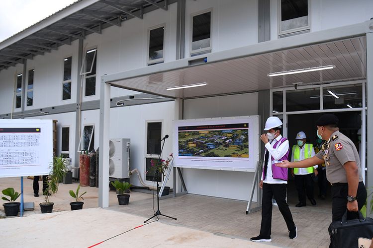 Presiden Joko Widodo (ketiga kanan) didampingi Menteri PUPR Basuki Hadimuljono (kedua kanan) meninjau Rumah Sakit Darurat Penanganan COVID-19 di Pulau Galang, Batam, Kepulauan Riau, Rabu (1/4/2020). Kunjungan kerja tersebut untuk memastikan kesiapan rumah sakit yang akan mulai beroperasi pada Senin 6 April 2020 mendatang.