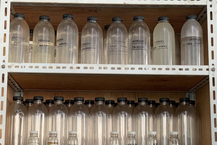 Proses membuat minyak atsiri di Sirukam Dairy Farm, Kabupaten Solok, Sumatera Barat.