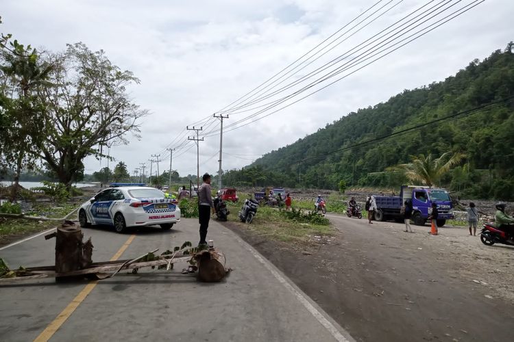 Peralihan arus lalu lintas ke jalan alternatif di kawasan jalan trans Papua barat di maruni manokwari