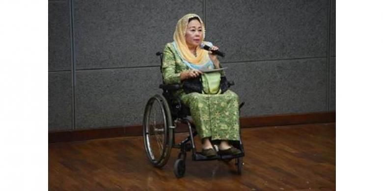 Sinta Nuriyah Wahid menyampaikan orasi budaya dengan tajuk Toleransi dan Pluralisme pada pembukaan ?Dengar Kesaksian? di Perpustakaan Nasional, Jakarta, Senin (25/11). Dengar Kesaksian merupakan forum untuk mendengar suara-suara dari korban pelanggaran HAM di Indonesia. Acara ini akan berlangsung hingga 29 November. 