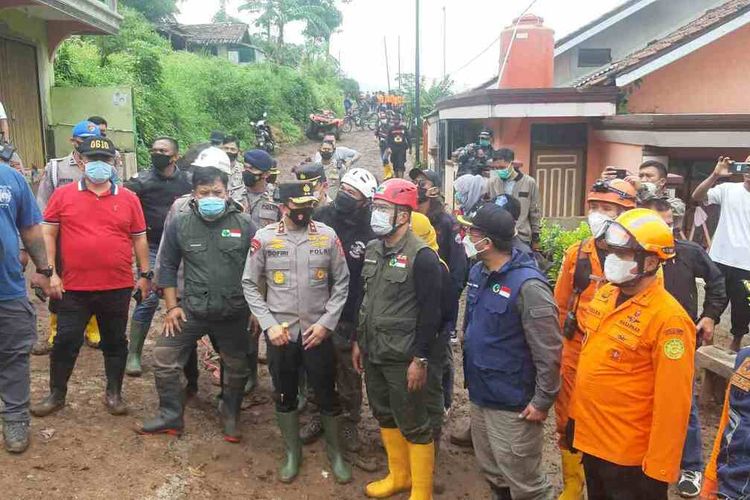 Kapolda Jabar bersama Gubernur Jabar saat meninjau lokasi longsor di Desa Cihanjuang, Cimanggung, Sumedang, Jawa Barat, beberapa waktu lalu. AAM AMINULLAH/KONPAS.com