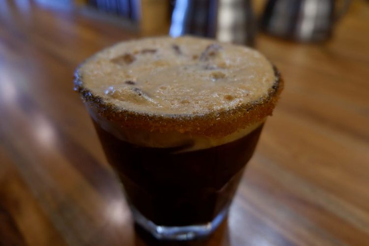 Shakerato memadukan double espresso dengan palm sugar yang dikocok dengan es batu. 