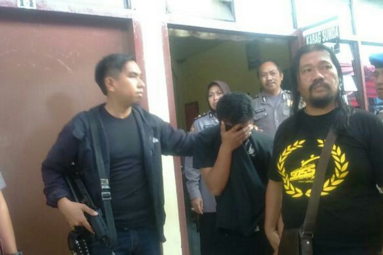 WA (19) DPO Curanmor digelandang polisi setelah tertangkap saat mengikuti tes menjadi polisi di Markas Kepolisian Resor (Mapolres) Gowa, Sulawesi Selatan. Kamis, (13/4/2017).