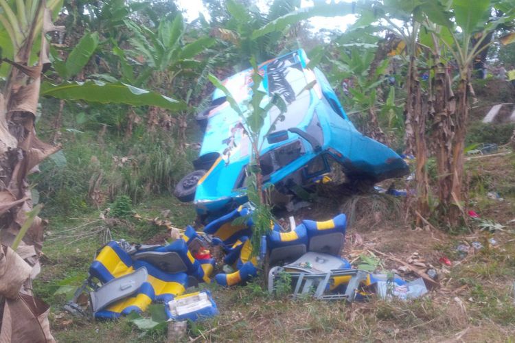 Bus yang masuk jurang di Cikidang, Sukabumi, Jawa barat, Sabtu (8/9/2018). 