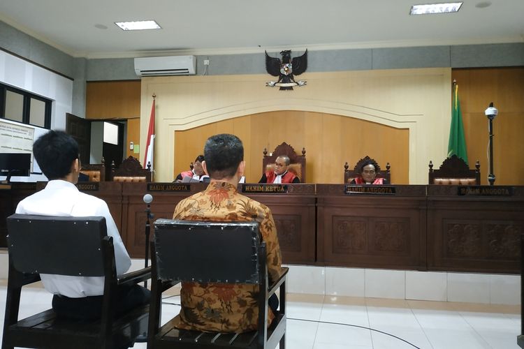 Dua Terdakwa kasus suap Rp 1,2 miliar, Mantan Kepala Imigrasi Kelas I A Mataram dan anak buahnya Yisriansyah Fazrin (kemeja putih), Kasi Inteldakim, mohon diberikan hukuman ringan oleh Majelis Hakim Tipikor Mataram, dalam agenda sidang pembacaan pledoi, Rabu (18/12/2019).