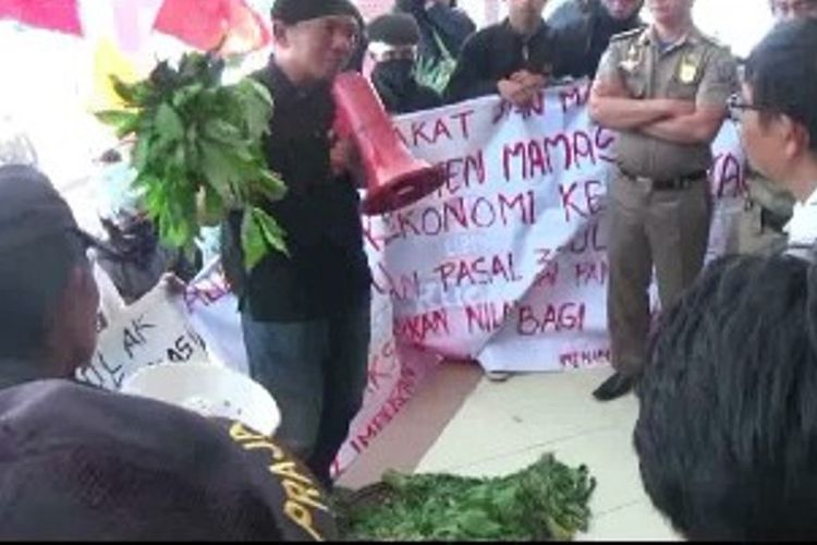 Pedagang Korban Penggusuran Unjuk Rasa Sambil Bawa Sayur Dagangan ke DPRD Mamasa