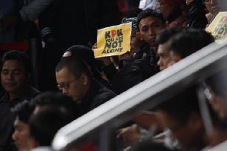 Massa yang tergabung dalam Koalisi Masyarakat Sipil Anti Korupsi, berunjuk rasa di depan gedung Komisi Pemberantasan Korupsi, Jakarta, Jumat (23/1/2015). Aksi ini merupakan respons atas penangkapan Wakil Ketua KPK Bambang Widjojanto, oleh Bareskrim Mabes Polri.