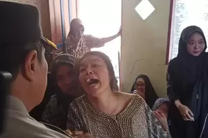 Ibu Bripda DP Histeris Genggam Tangan Kapolda Sulsel, Minta Kasus Penganiayaan Anaknya Diusut Tuntas