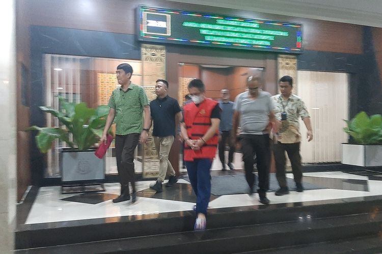 Kejati Banten menahan tersangka korupsi di Anak Perusahaan BUMN. Selasa (23/5/2023). Tersangka merupakan Dirut PT SC berinsial VHM.