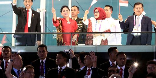 Presiden Joko Widodo (kiri) bersama Ibu Iriana Joko Widodo (kedua kiri), Wapres Jusuf Kalla (kanan) dan Ibu Mufidah Jusuf Kalla (ketiga kanan) melambaikan tangan ke kontingen Indonesia pada Upacara Pembukaan Asian Games ke-18 Tahun 2018 di Stadion Utama Gelora Bung Karno, Senayan, Jakarta, Sabtu (18/8/2018).