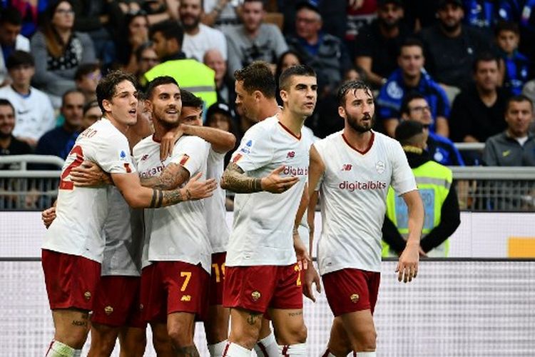 Hasil Inter Vs Roma: Suasana perayaan gol Paulo Dybala pada laga pekan ke-8 Liga Italia yang mempertemukan Inter vs Roma di Stadion Giuseppe Meazza, Sabtu (1/10/2022) malam WIB. Terdekat, AS Roma akan menghadapi HJK Helsinki pada matchday kelima Grup C Liga Europa, Jumat (28/10/2022) pukul 02.00 WIB. Artikel ini menyediakan link live streaming HJK vs Roma.