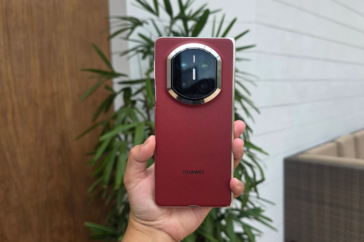 Huawei Mate X7 dalam kondisi terlipat menampilkan desain belakang yang ringkas,