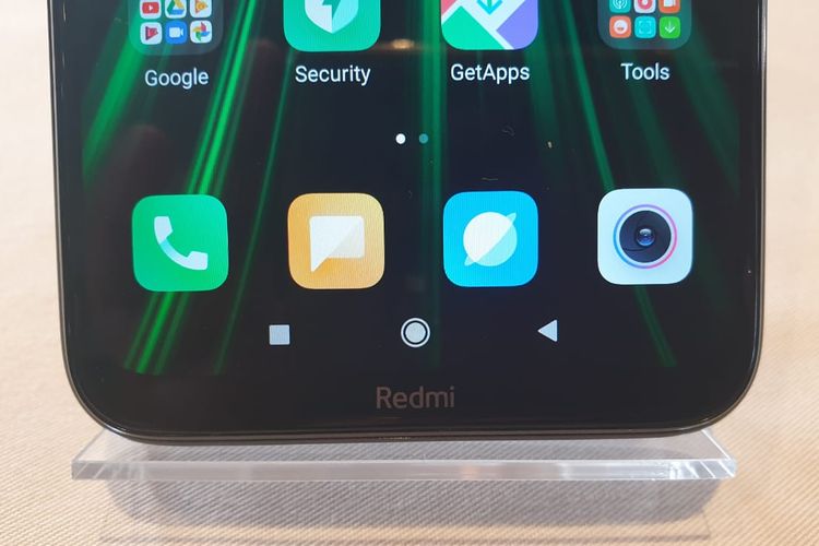 Logo Redmi Note 8 tergurat di bagian bawah layar.