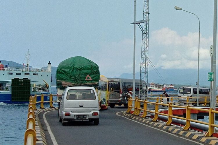 Antrean kendaraan masuk ke kapal di Pelabuhan ASDP Ketapang Banyuwangi 