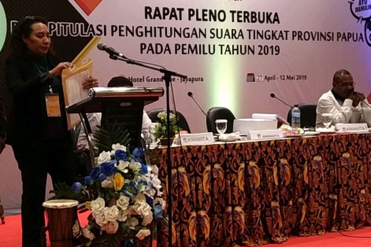 Anggota Komisioner KPUD Merauke, Teresia Mahuze, sedang membuka hasil rekapitulasi suara Pemilu 2019 di Kabupaten Merauke yang tersimpan dalam amplop tersegel. Hal ini dilakukan saat pelaksanaan Rapat Pleno Terbuka Rekapitulasi Suara Provinsi Papua pada Pemilu 2019 di Kota Jayapura, Senin (6/05/2019)