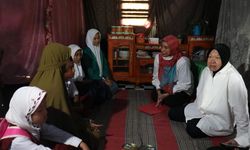 Mensos Risma Bertemu Yatim dan Yatim Piatu Bersaudara di Sinjai, Ajak Mereka Hidup Layak di Makassar