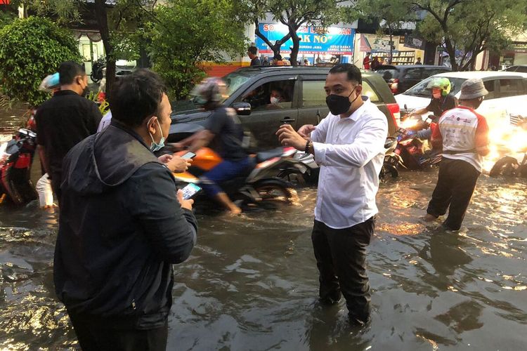 Wali Kota Surabaya Eri Cahyadi turun untuk mengecek secara langsung sejumlah titik genangan air di Kota Pahlawan, salah satunya di kawasan Jalan Dharmawangsa, Surabaya, Jumat (7/1/2022).