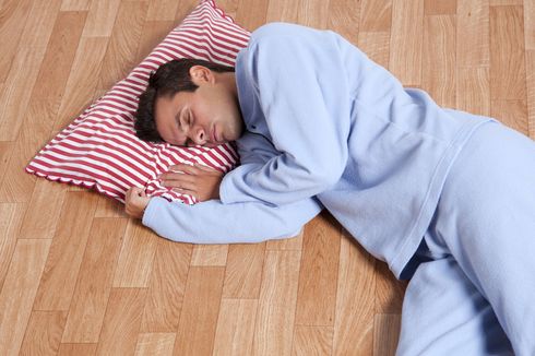 Bahaya Tidur di Lantai yang Harus Diwaspadai