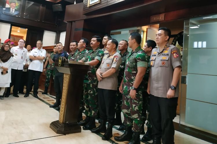 Panglima TNI Marsekal Hadi Tjahjanto dan Kapolri Jenderal Pol Tito Karnavian didampingi para pejabat TNI-Polri saat jumpa pers di Kantor Kemenko Polhukam, Jakarta, Kamis (18/4/2019).
