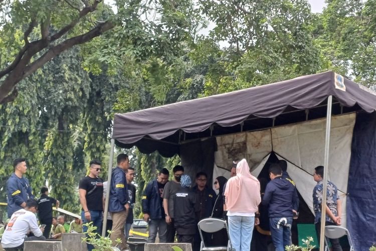 Tamara Tyasmara dan Angger Dimas di proses ekshumasi makam anaknya di TPU Jeruk Purut, Jakarta Selatan, Selasa (6/2/2024).