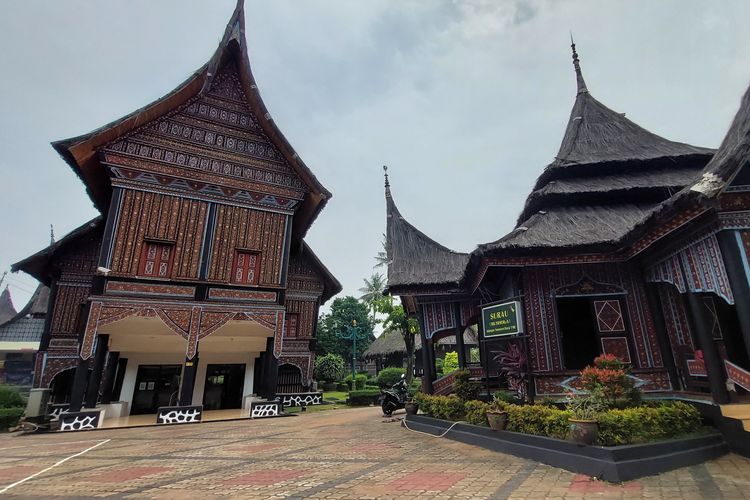 Mushola di dalam Anjungan Sumatera Barat di Taman Mini Indonesia Indah.