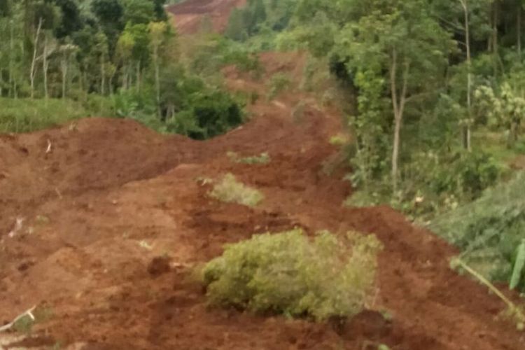 TANAH LONGSOR -Inilah kondisi bencana tanah longsor yang mengubur puluhan rumah warga Dukuh Tingkil, Desa Banaran, Kecamatan Pulung, Kabupaten Ponorogo, Jawa Timur, Sabtu ( 1/4/2017). 