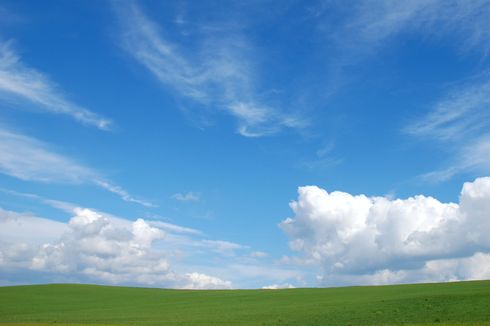 Mengapa Langit Berwarna Biru di Siang Hari?