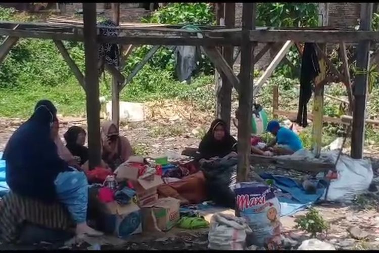 Beberapa warga korban kebakaran yang tinggal sementara di bekas puing-puing kebakaran dengan memasang terpal tenda di Jalan Andi Tonro V, Kecamatan Tamalate, Kota Makassar, Sulsel, Senin (6/11/2023) siang.