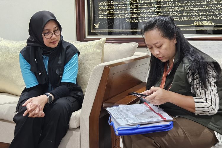 Bupati Banyuwangi Ipuk Fiestiandani Azwar Anas saat dilakukan coklit oleh petugas Pantarlih untuk Pilkada Banyuwangi, Selasa (23/7/2024).